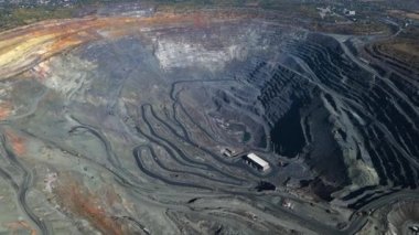 Taş ocağı maden ocağı kamyonları metalürjik üretim büyük çukur manzaralı insansız hava aracı.