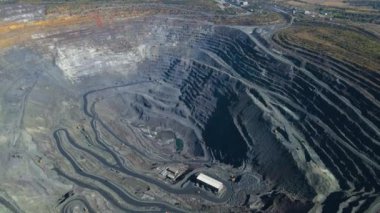 Taş ocağı maden ocağı kamyonları metalürjik üretim büyük çukur manzaralı insansız hava aracı.