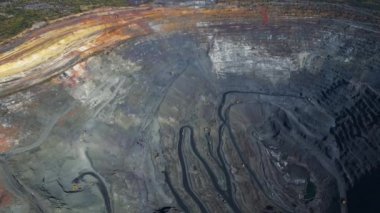 Taş ocağı maden ocağı kamyonları metalürjik üretim büyük çukur manzaralı insansız hava aracı.