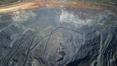 Taş ocağı maden ocağı kamyonları metalürjik üretim büyük çukur manzaralı insansız hava aracı.