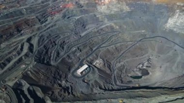 Taş ocağı maden ocağı kamyonları metalürjik üretim büyük çukur manzaralı insansız hava aracı.