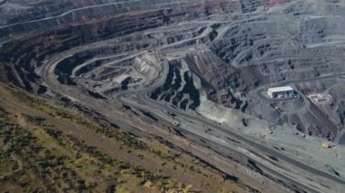 Taş ocağı maden ocağı kamyonları metalürjik üretim büyük çukur manzaralı insansız hava aracı.