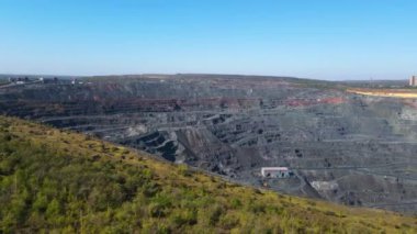 Taş ocağı maden ocağı kamyonları metalürjik üretim büyük çukur manzaralı insansız hava aracı.