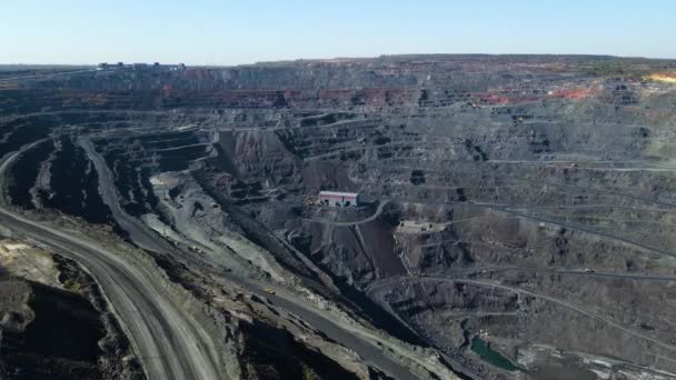 Cava Minerale Ferro Estrazione Cava Camion Produzione Metallurgica Enorme Pit — Video Stock
