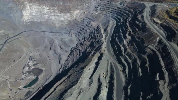 Taş Ocağı Maden Ocağı Kamyonları Metalürjik Üretim Büyük Çukur Manzaralı — Stok video