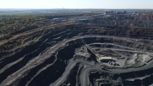 採石場鉄鉱石採石場トラック冶金生産巨大なピットトップビュードローン飛行 — ストック動画