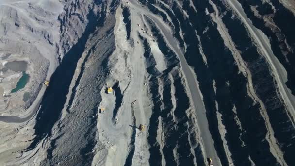 采石场采石场采石场采石场采石场卡车冶金生产巨型坑顶部俯瞰无人机飞行 — 图库视频影像