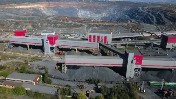 Λατομείο Σιδήρου Ορυχείων Λατομείο Φορτηγά Μεταλλουργική Παραγωγή Τεράστια Pit Top — Αρχείο Βίντεο