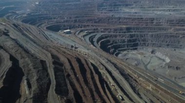 Taş ocağı açık çukur büyük demir cevheri madencilik büyük taş ocağı İHA 4K video üzerinde uçan