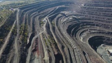 Taş ocağı açık çukur büyük demir cevheri madencilik büyük taş ocağı İHA 4K video üzerinde uçan