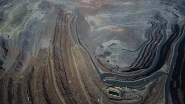 Taş ocağı açık çukur büyük demir cevheri madencilik büyük taş ocağı İHA 4K video üzerinde uçan