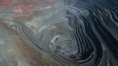 Taş ocağı açık çukur büyük demir cevheri madencilik büyük taş ocağı İHA 4K video üzerinde uçan