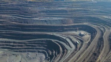 Taş ocağı açık çukur büyük demir cevheri madencilik büyük taş ocağı İHA 4K video üzerinde uçan