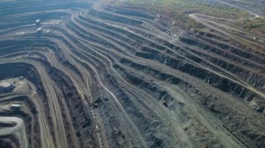 Taş ocağı açık çukur büyük demir cevheri madencilik büyük taş ocağı İHA 4K video üzerinde uçan