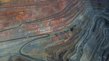 Taş ocağı açık çukur büyük demir cevheri madencilik büyük taş ocağı İHA 4K video üzerinde uçan