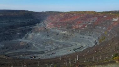 Taş ocağı açık çukur büyük demir cevheri madencilik büyük taş ocağı İHA 4K video üzerinde uçan