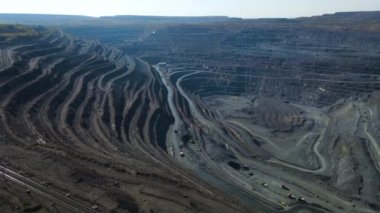 Taş ocağı açık çukur büyük demir cevheri madencilik büyük taş ocağı İHA 4K video üzerinde uçan