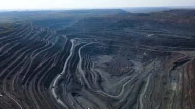 Taş ocağı açık çukur büyük demir cevheri madencilik büyük taş ocağı İHA 4K video üzerinde uçan