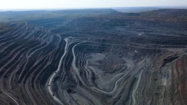 Taş ocağı açık çukur büyük demir cevheri madencilik büyük taş ocağı İHA 4K video üzerinde uçan