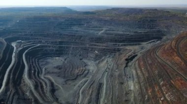 Taş ocağı açık çukur büyük demir cevheri madencilik büyük taş ocağı İHA 4K video üzerinde uçan