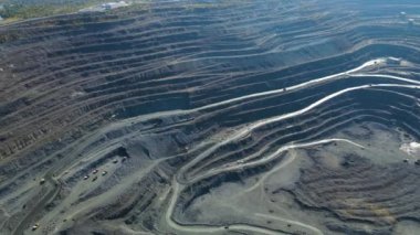 Taş ocağı açık çukur büyük demir cevheri madencilik büyük taş ocağı İHA 4K video üzerinde uçan
