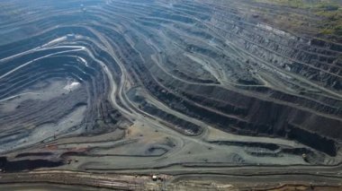 Taş ocağı açık çukur büyük demir cevheri madencilik büyük taş ocağı İHA 4K video üzerinde uçan