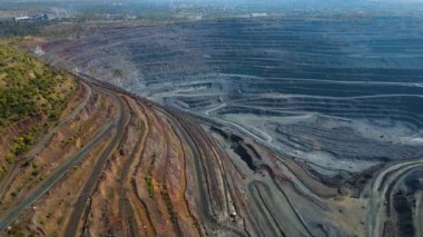 Taş ocağı açık çukur büyük demir cevheri madencilik büyük taş ocağı İHA 4K video üzerinde uçan