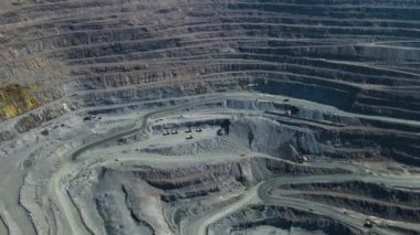 Taş ocağı açık çukur büyük demir cevheri madencilik büyük taş ocağı İHA 4K video üzerinde uçan