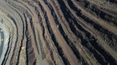 Taş ocağı açık çukur büyük demir cevheri madencilik büyük taş ocağı İHA 4K video üzerinde uçan