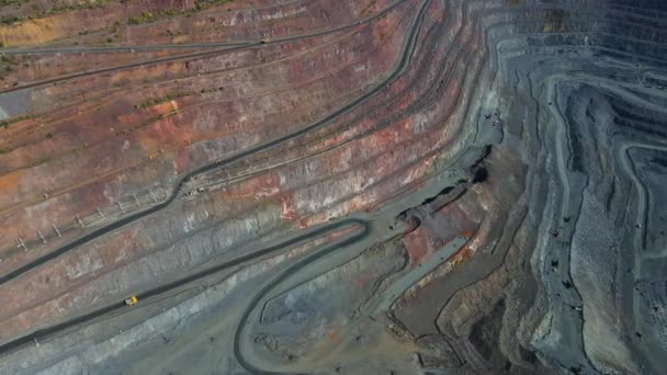採石場オープンピット巨大な鉄鉱石採掘大規模な採石場ドローンがピット上を飛ぶ4Kビデオ — ストック動画