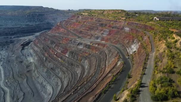 采石场露天坑巨型铁矿开采大型采石场无人驾驶飞机飞越坑4K视频 — 图库视频影像