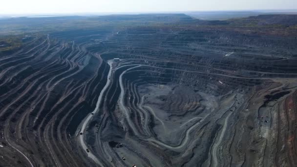 採石場オープンピット巨大な鉄鉱石採掘大規模な採石場ドローンがピット上を飛ぶ4Kビデオ — ストック動画