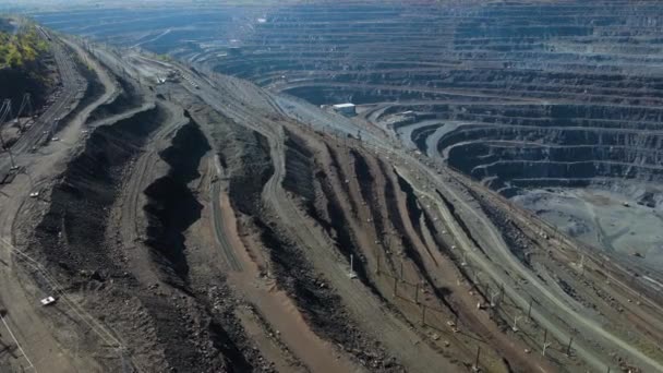 采石场露天坑巨型铁矿开采大型采石场无人驾驶飞机飞越坑4K视频 — 图库视频影像