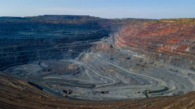 Büyük demir cevheri ocağı demir cevheri taş ocağı üst görüş Aero fotoğraf çekimi.