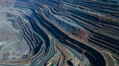 Büyük demir cevheri ocağı demir cevheri taş ocağı üst görüş Aero fotoğraf çekimi.