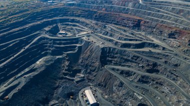 Büyük demir cevheri ocağı demir cevheri taş ocağı üst görüş Aero fotoğraf çekimi.