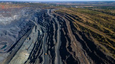 Büyük demir cevheri ocağı demir cevheri taş ocağı üst görüş Aero fotoğraf çekimi.