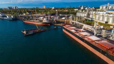 İthalat-ihracat küresel ticaret lojistik ve ulaşım, konteynır gemilerini yükleme ve boşaltma, kuş bakışı kargo taşımacılığı alanındaki sanayi limanı.