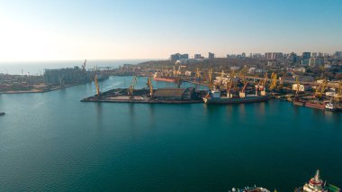 İthalat-ihracat küresel ticaret lojistik ve ulaşım, konteynır gemilerini yükleme ve boşaltma, kuş bakışı kargo taşımacılığı alanındaki sanayi limanı.