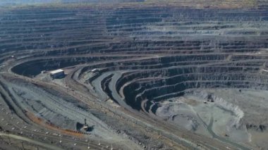 Taş ocağı açık çukur büyük demir cevheri madencilik büyük taş ocağı İHA 4K video üzerinde uçan