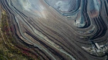 Taş ocağı açık çukur büyük demir cevheri madencilik büyük taş ocağı İHA 4K video üzerinde uçan