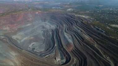 Taş ocağı açık çukur büyük demir cevheri madencilik büyük taş ocağı İHA 4K video üzerinde uçan