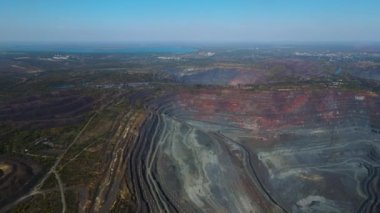 Taş ocağı açık çukur büyük demir cevheri madencilik büyük taş ocağı İHA 4K video üzerinde uçan