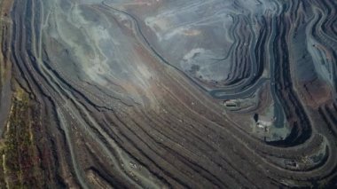 Taş ocağı açık çukur büyük demir cevheri madencilik büyük taş ocağı İHA 4K video üzerinde uçan