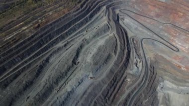 Taş ocağı açık çukur büyük demir cevheri madencilik büyük taş ocağı İHA 4K video üzerinde uçan