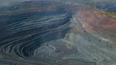 Taş ocağı açık çukur büyük demir cevheri madencilik büyük taş ocağı İHA 4K video üzerinde uçan