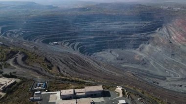 Taş ocağı açık çukur büyük demir cevheri madencilik büyük taş ocağı İHA 4K video üzerinde uçan
