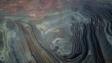 Taş ocağı açık çukur büyük demir cevheri madencilik büyük taş ocağı İHA 4K video üzerinde uçan