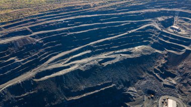 Büyük demir cevheri ocağı demir cevheri taş ocağı üst görüş Aero fotoğraf çekimi.