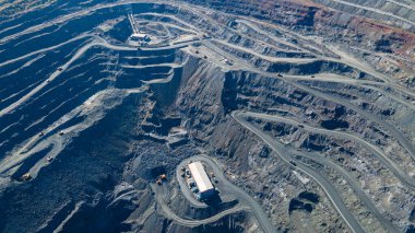 Büyük demir cevheri ocağı demir cevheri taş ocağı üst görüş Aero fotoğraf çekimi.